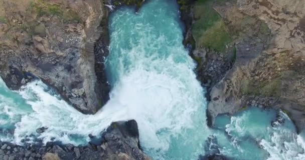 Voando Acima Bela Cachoeira Aldeyjarfoss Islândia Com Rio Circundante — Vídeo de Stock