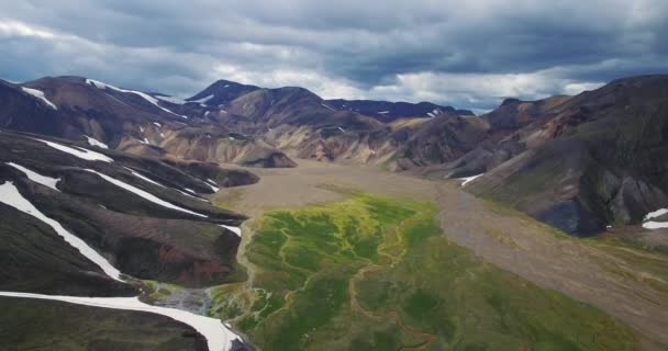 Létání Ponurém Dni Směrem Úžasné Landmannalaugar Islandské Barevné Hory Bez — Stock video