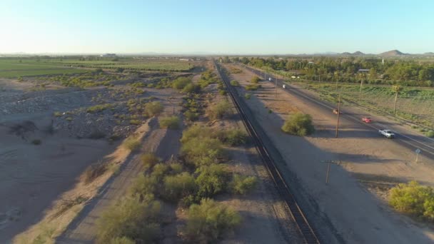 Aerial Dolly Shot Las Vías Del Tren Del Desierto Amanecer — Vídeos de Stock