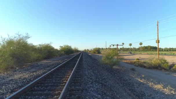 Dolly Pan Van Desert Train Tracks Bij Zonsopgang — Stockvideo