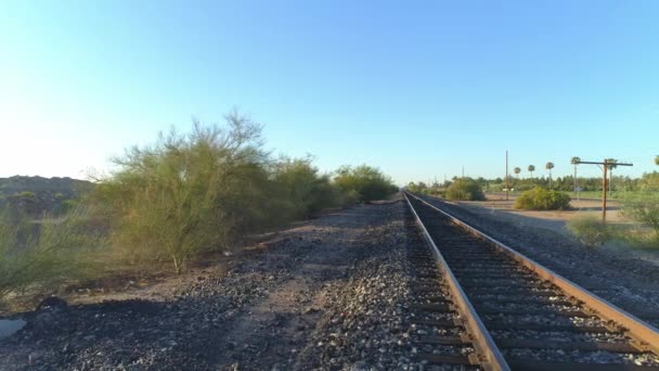 Dolly Pan Της Ερήμου Γραμμές Τρένου Στο Sunrise — Αρχείο Βίντεο
