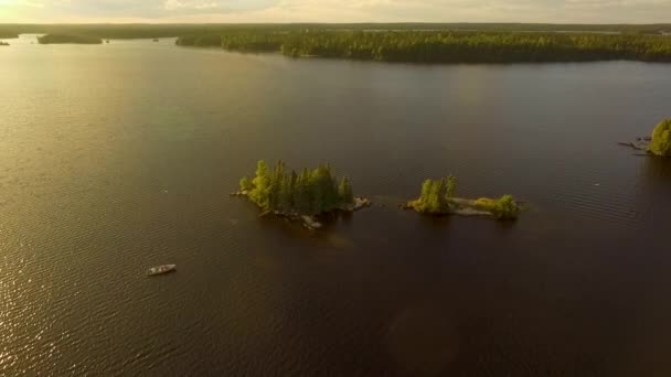 Kanadalı Bir Çiftin Gün Batımında Uçsuz Bucaksız Bir Gölde Balık — Stok video