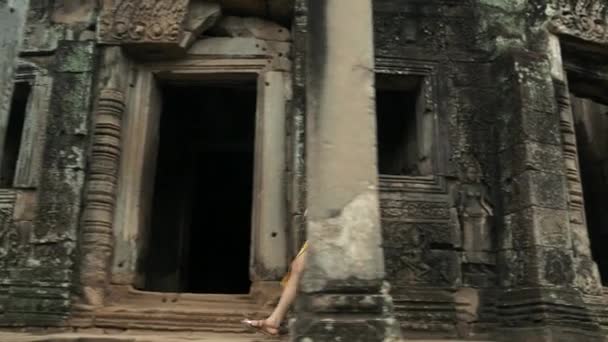Bayon Angkor Siem Reap Mulher Turística Que Caminha Olhando Para — Vídeo de Stock