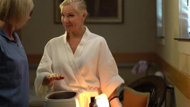 Mooie Blonde Vrouw Glimlacht Naar Therapeut Legt Haar Hand Hete — Stockvideo