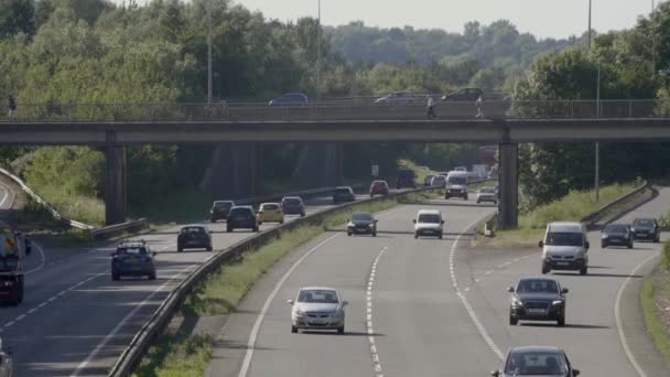 Tráfico Cercanías Doble Calzada Con Pasarela Paso Elevado Milton Keynes — Vídeos de Stock