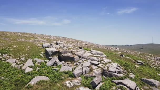 Aerial Slider Shot Hilltop Granitowe Skały Parku Narodowym Dartmoor Anglia — Wideo stockowe