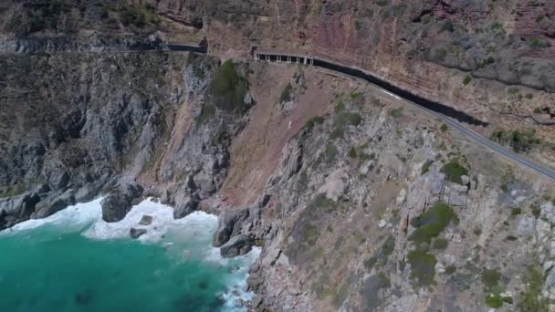 Drone Tracking Coastal Road Massive Cliff Overhang Chapman Peak Drive — Αρχείο Βίντεο