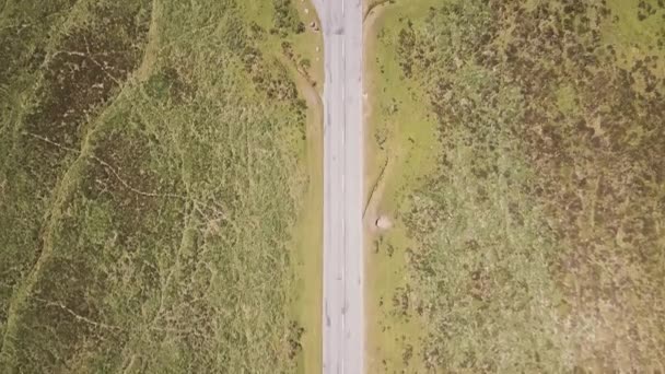 Aerial Przelatujący Nad Autostradą Samochodem Zatrzymanym Parku Narodowym Dartmoor Rzut — Wideo stockowe