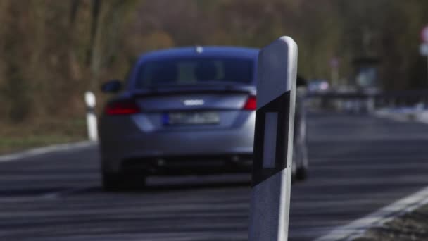 Recorte Una Carretera Con Dos Coches Corriendo Través Ella Señales — Vídeos de Stock