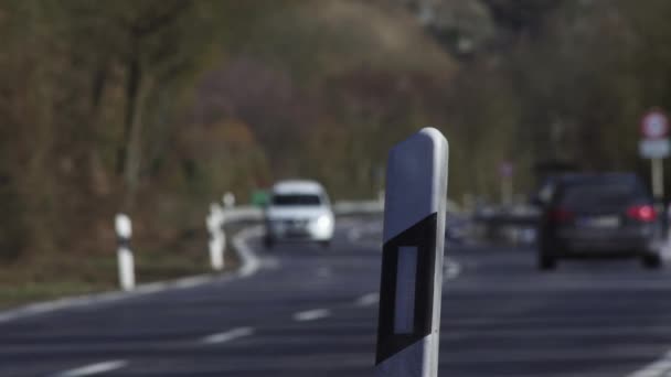 Clip Une Rue Traversée Par Trois Voitures Présence Panneau Routier — Video