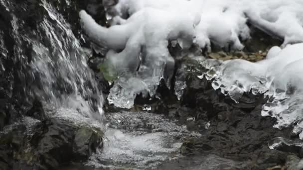 Clipe Estático Câmera Lenta Uma Cachoeira Riacho Durante Inverno Neve — Vídeo de Stock