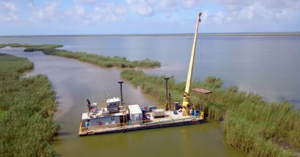 Esta Una Barcaza Trabajo Haciendo Reparaciones Pozo Petróleo Pantano Louisiana — Vídeo de stock