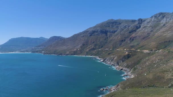 Drone Voa Longo Costa Com Montanhas Oceano Vista Veleiro Distância — Vídeo de Stock