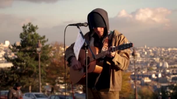 Utcai zenész gitározik naplementekor