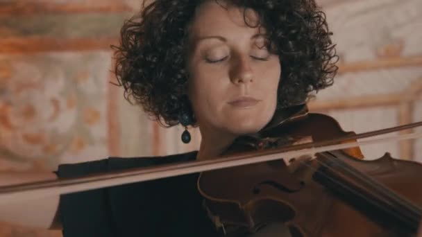 Preciosa Violinista Femenina Toca Violín Con Pasión Sus Ojos — Vídeo de stock