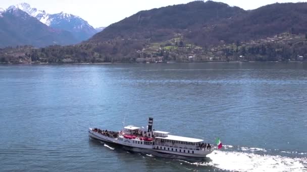 Stor Båt Seglar Över Sjön Italien — Stockvideo