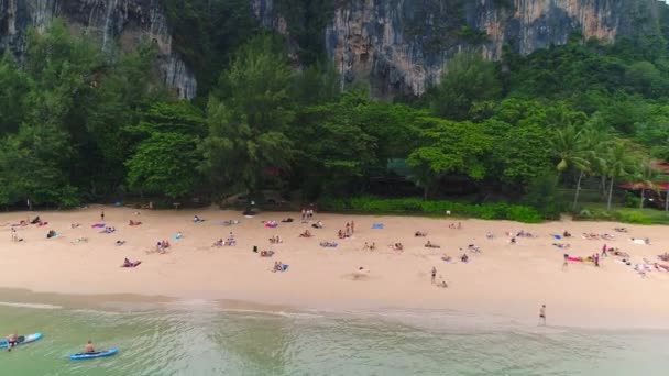 Volando Lejos Playa Rilays Con Gente Tirada Arena Pequeños Barcos — Vídeos de Stock