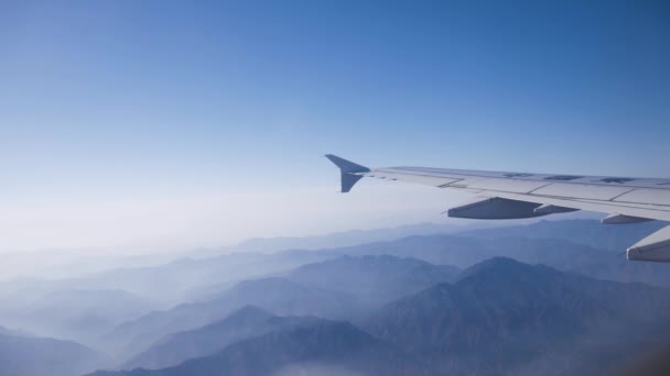 Wide Shot Fora Janela Avião Passageiros Chinês Atrás Asa Com — Vídeo de Stock