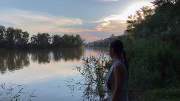 Chica Caminando Por Bosque Orilla Del Río Día Soleado Verano — Vídeos de Stock