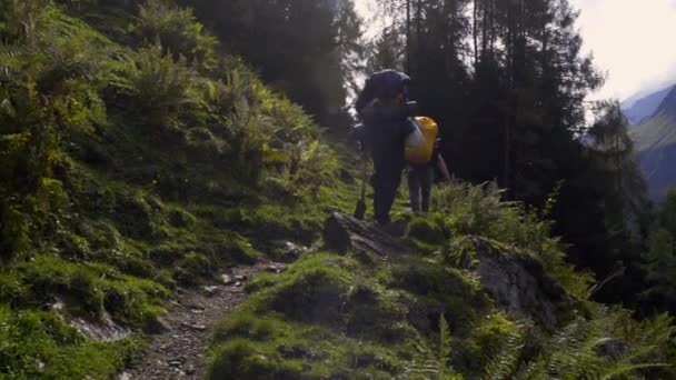 Dos Hombres Están Caminando Terreno Montañoso Con Hermoso Paisaje — Vídeos de Stock