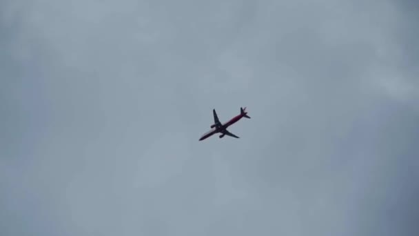 Een Vliegtuig Vliegt Een Bewolkte Lucht — Stockvideo