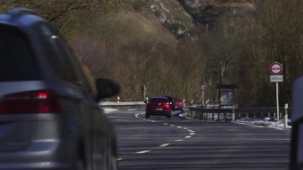 Birçok Arabanın Geçtiği Bir Yol Kenarı — Stok video