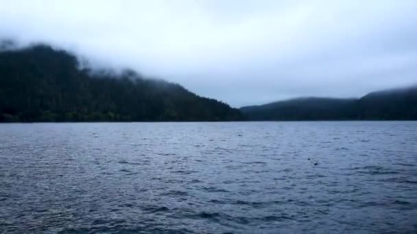 Lento Movimento Água Com Baixas Montanhas Nuvens Baixas Nevoeiro Tiro — Vídeo de Stock