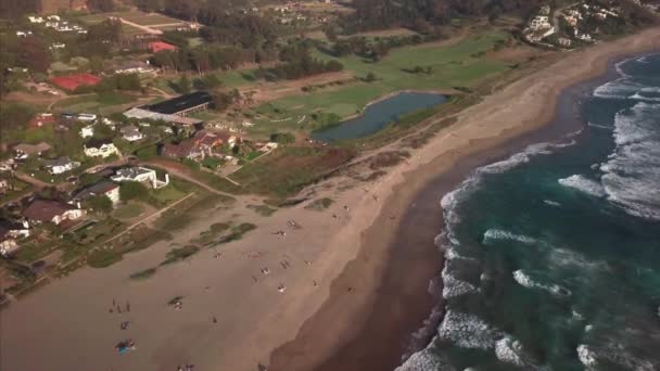 Flygfoto Dolly Inn Golfbana Zapallar Chile — Stockvideo