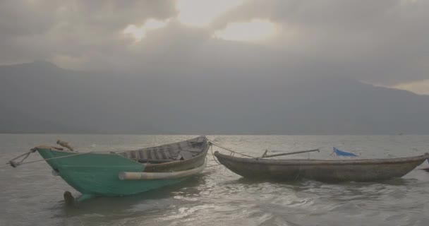 Dos Banana Boat Swaying Agua Río Vietnam — Vídeo de stock