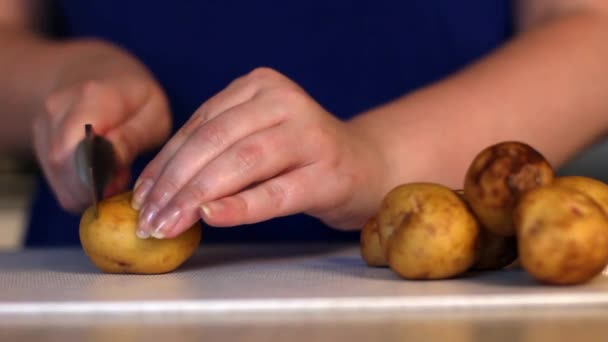 Zbliżenie Kobiety Krojącej Złote Ziemniaki Kuchni — Wideo stockowe