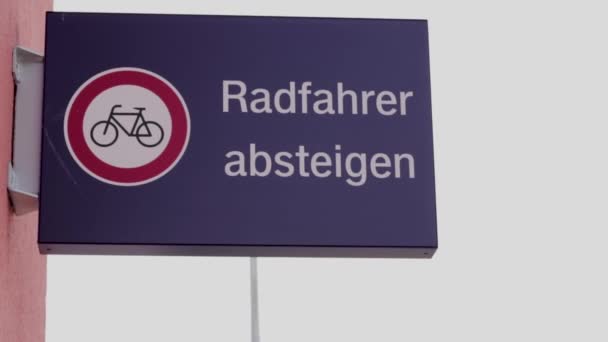 Niemiecki Bikes Znaki Obok Setek Rowerów Dworcu Kolejowym Niemczech — Wideo stockowe