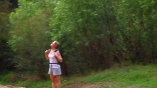 Kobieta Free Stone Creek Australia Podziwiając Okoliczne Piękno Świeżym Powietrzu — Wideo stockowe
