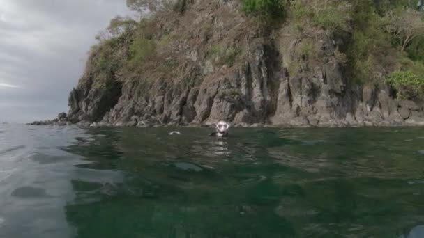 Flicka Med Snorklingsredskap Ovanför Ytan Filippinerna — Stockvideo