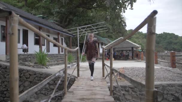 Chica Camina Sobre Puente Bambú Cámara Lenta — Vídeos de Stock