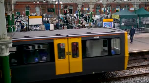 Tren Metro Que Llega Mercado Dominical Dentro Estación Victoriana Tynemouth — Vídeos de Stock
