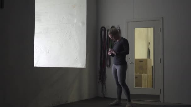 Crossfit Flicka Sanding Titta Hennes Händer — Stockvideo