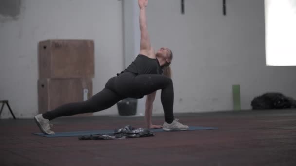 Crossfit Flicka Uppvärmning Och Stretching — Stockvideo