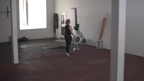 Crossfit Chica Haciendo Dobbel Unders Para Calentamiento — Vídeos de Stock