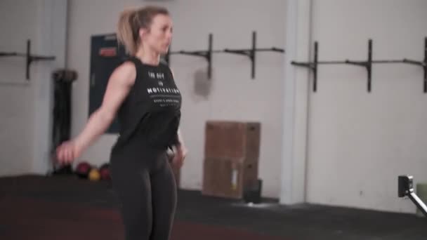 Crossfit Chica Haciendo Dobbel Unders — Vídeos de Stock