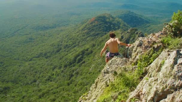 Jeune Homme Grimpe Sur Une Falaise Escarpée Quelque Part Sur — Video