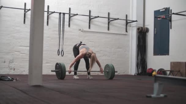 Crossfit Girl Snatching Heavy Weights — Stock Video