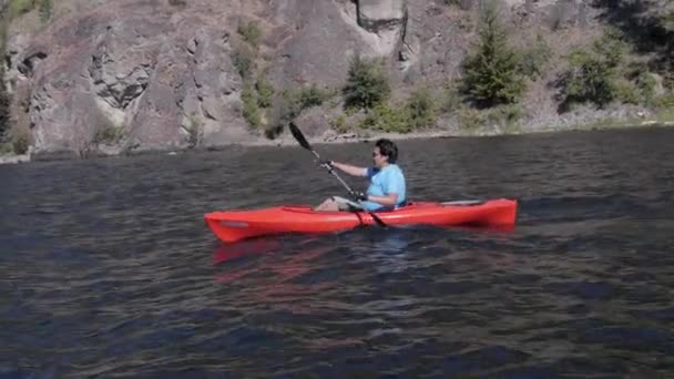 Slow Motion Peruwiański Mężczyzna Wiosłując Red Kayak Jeziorze — Wideo stockowe