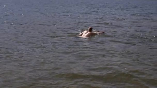 Hombre Cámara Lenta Nadando Frente Lago — Vídeos de Stock