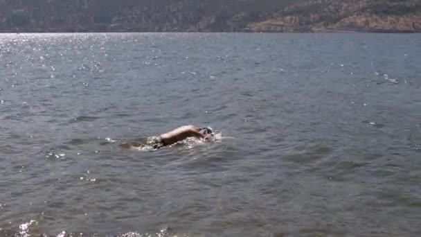 Slow Motion Peruwiański Człowiek Nurkowanie Jeziora — Wideo stockowe