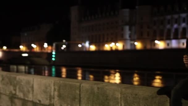 Genç Adam Paris Nehir Kıyısında Tek Başına Içiyor Gece Yarısı — Stok video
