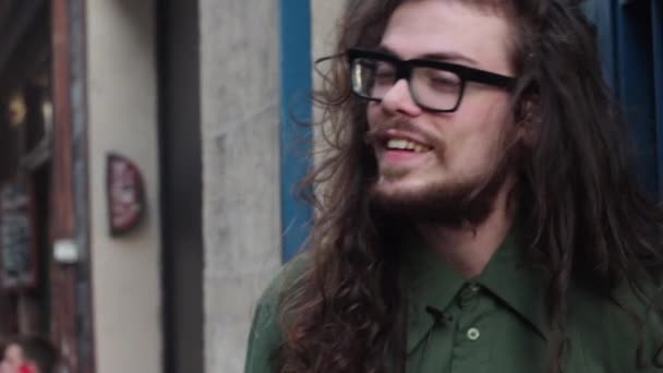 Joven Guapo Con Pelo Largo Gafas Riendo Tener Una Conversación — Vídeo de stock