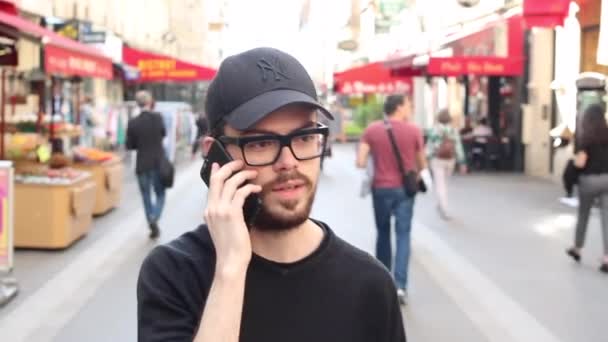 Giovane Uomo Che Cammina Strada Ferma Quando Sente Cattive Notizie — Video Stock