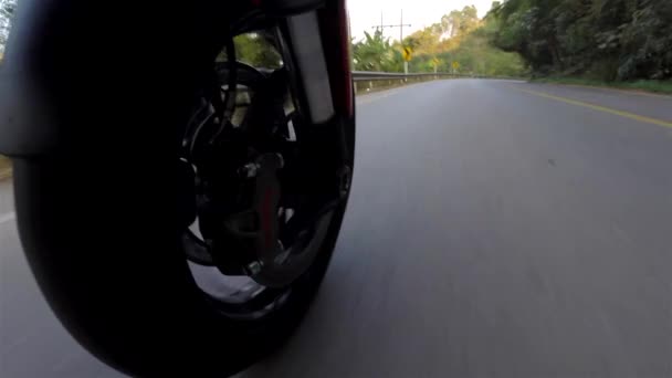 Μια Μοτοσικλέτα Ducati Multistrada 1200 2016 Μοντέλο Που Οδηγείται Μέσα — Αρχείο Βίντεο
