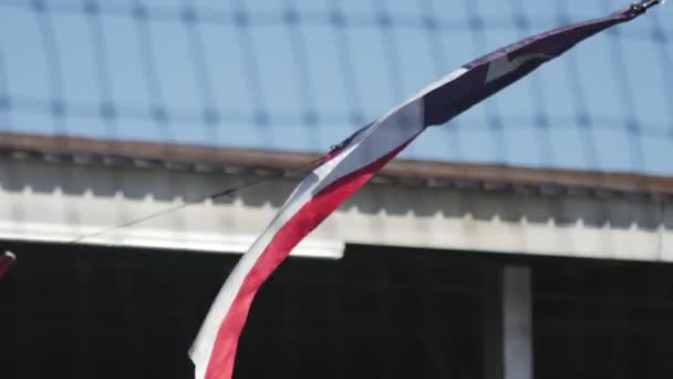Texas Flagga Viftar Vinden Bakom Ett Staket — Stockvideo