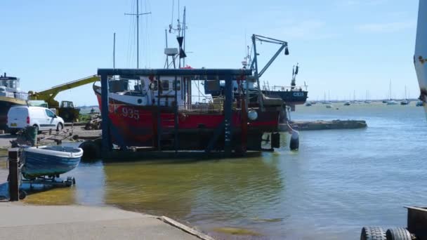 Pescador Limpiando Casco Barco Pesquero Mersea Island — Vídeos de Stock